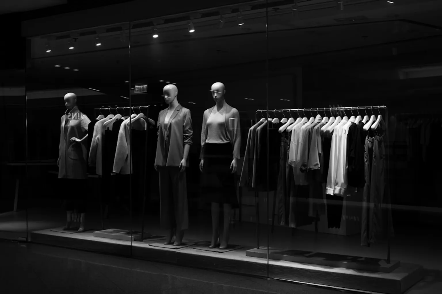 Apparel Rack Merchandising: Vertical vs Horizontal