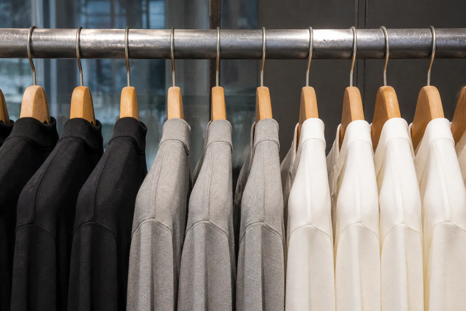 Garment spacing on retail racks: the two-inch rule