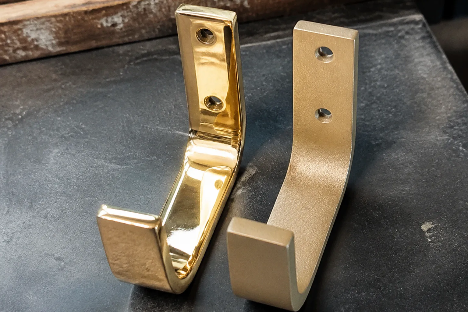 Gold garment racks: electroplating vs powder coating